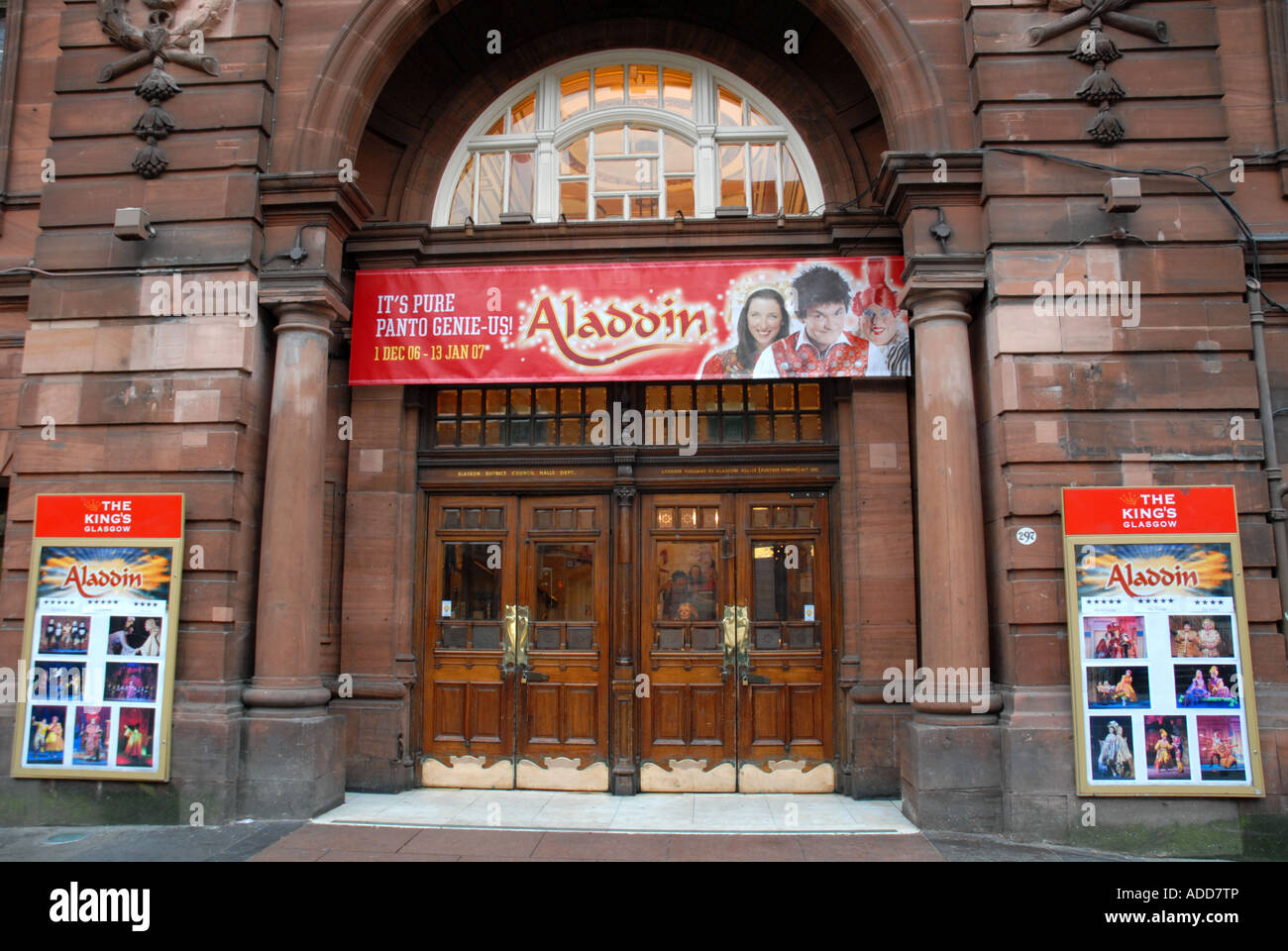 Les portes d'entrée du centre historique de Kings Theatre montrant 'pantomime' Aladdin, Bath Street, Glasgow, Strathclyde, Écosse. Banque D'Images