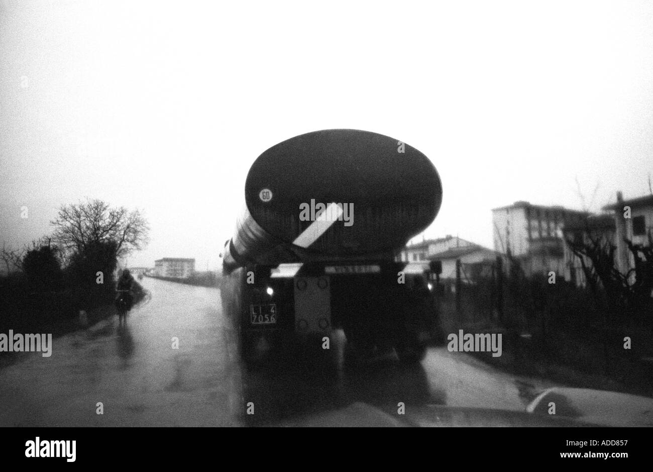 Vintage 1965 Italie camion dans la pluie Banque D'Images