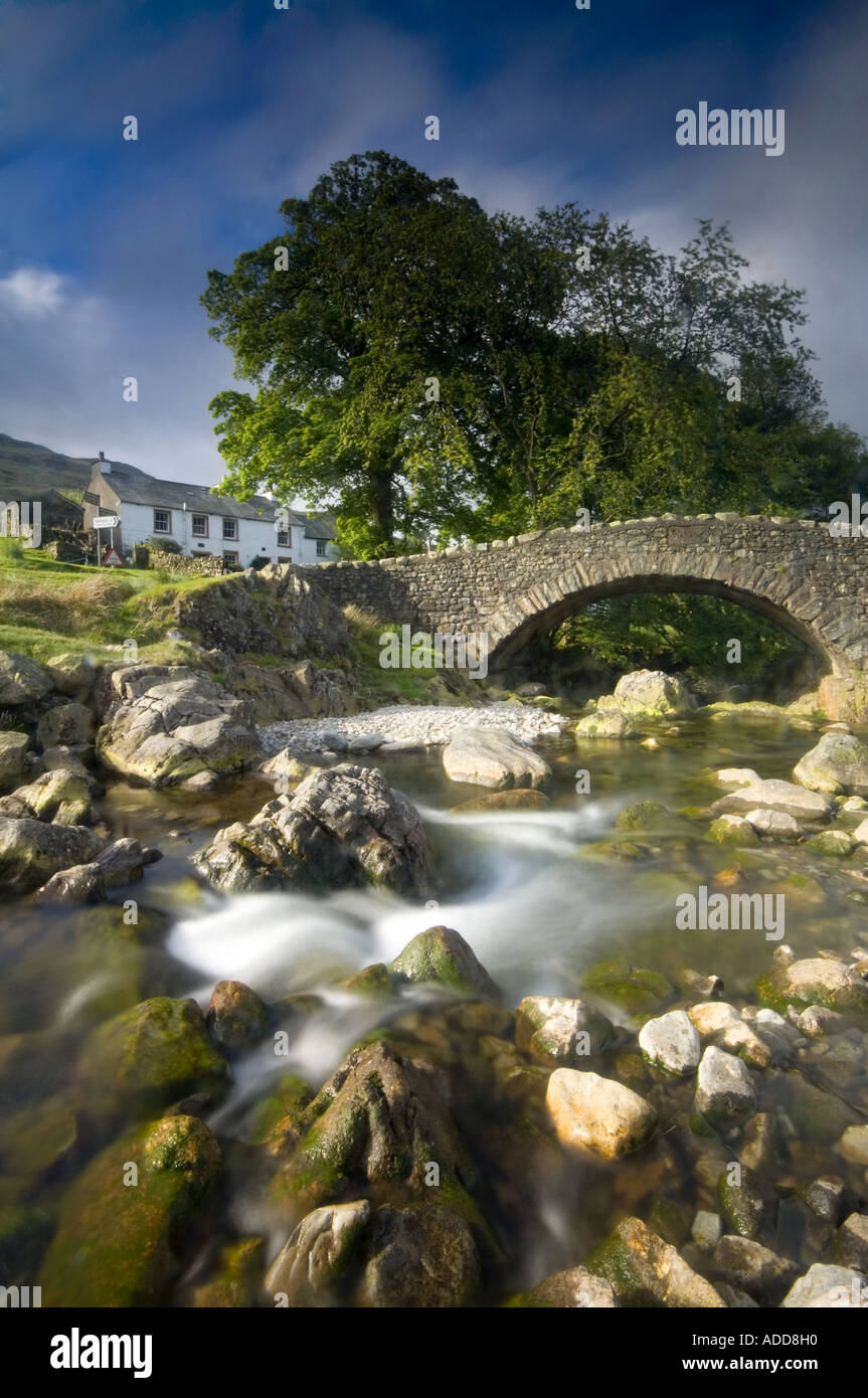 Cottage blanc et pont de pierre sur la rivière Duddon à Cockley Beck, Wrynose Pass, Lake District, Cumbria, England, UK Banque D'Images