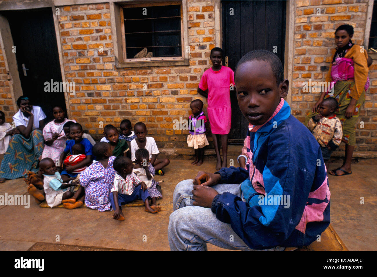 Les enfants tutsis qui ont évité des massacres par les milices hutus sont défendus à Kyonza orphelinat. Banque D'Images