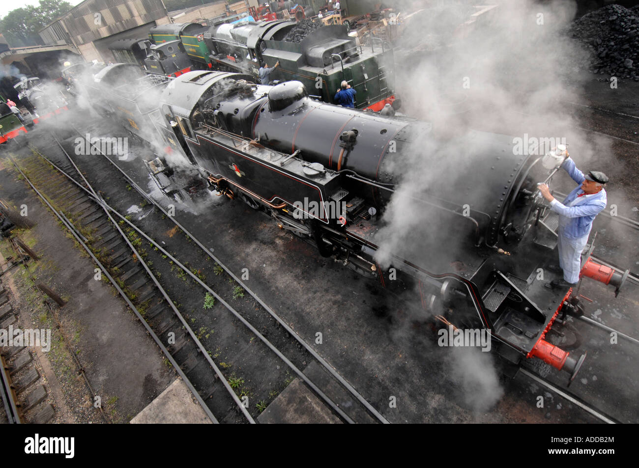 Un conducteur de locomotive à vapeur met un code normal à la lampe smokebox de British Railways locomotive 80151 Banque D'Images
