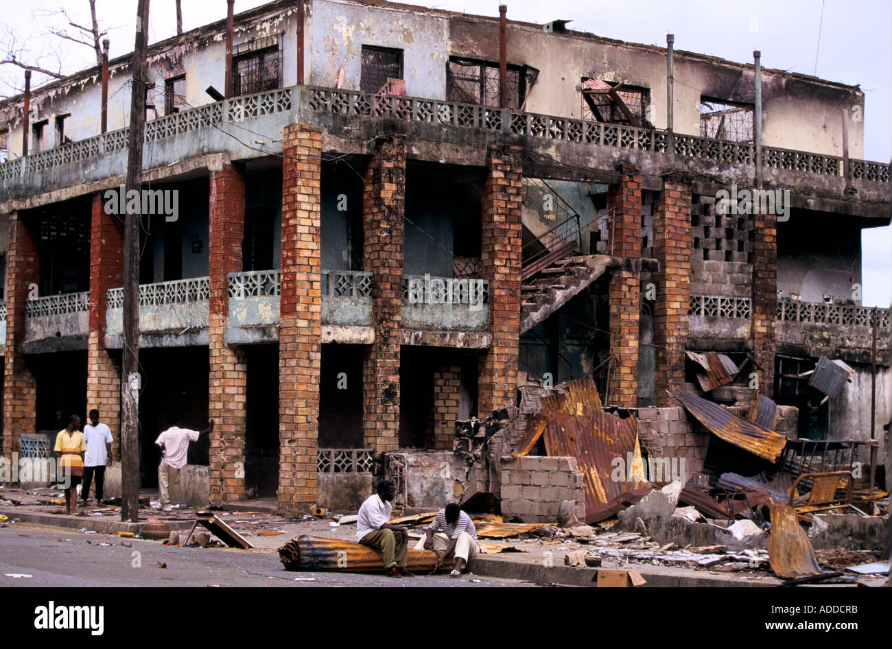 Charles Taylor du Libéria s Mai 96 personnes pillage dans les débris du centre-ville de Monrovia Banque D'Images