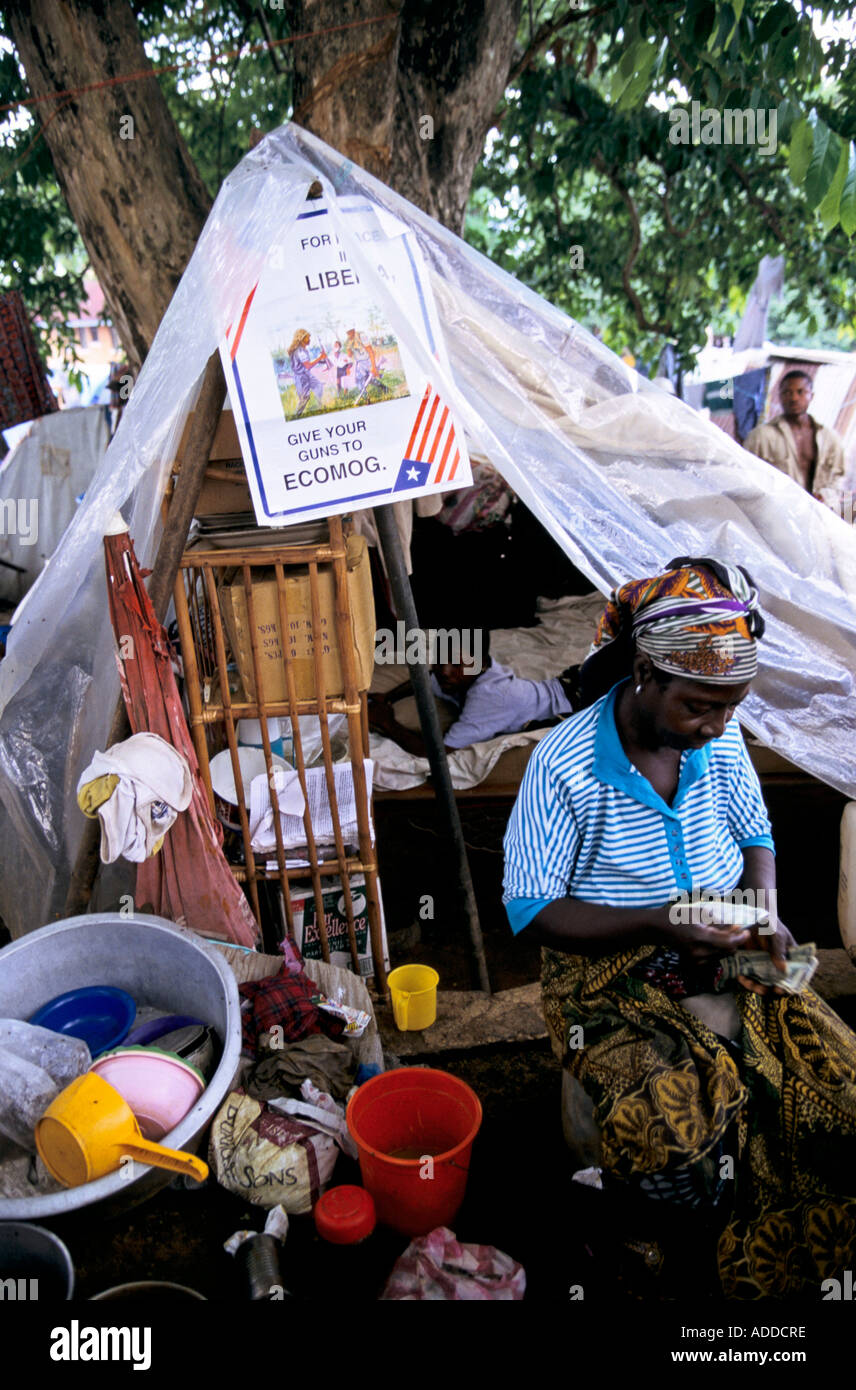 Libéria - abri temporaire dans la région de Greystone Camp où environ 40 000 personnes ont trouvé refuge dans la capitale Monrovia Banque D'Images