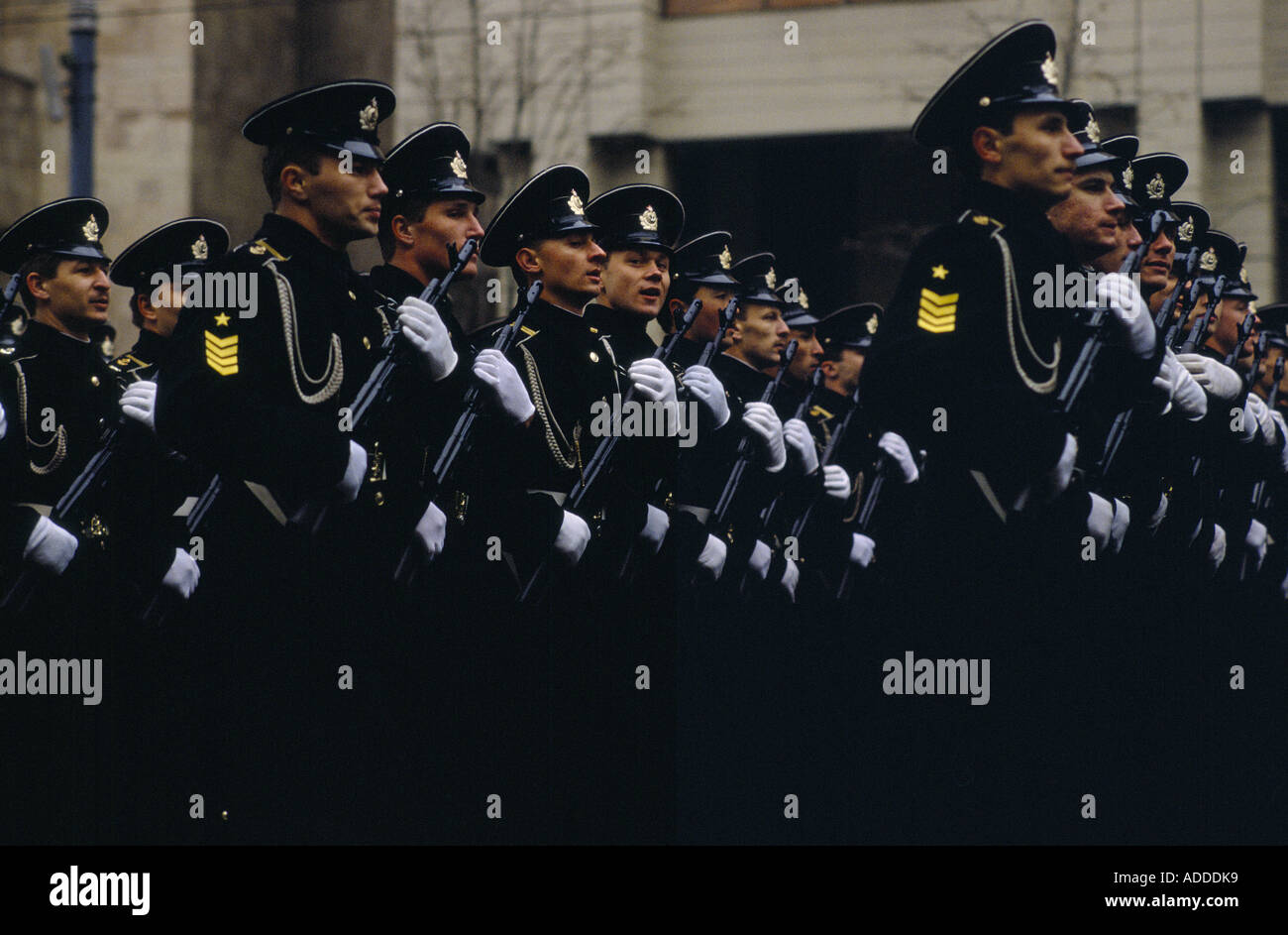 Ukraine jour de la Révolution dans le centre de Kiev, le 7th novembre 1989. Des soldats armés défilent dans le centre de la ville. Banque D'Images