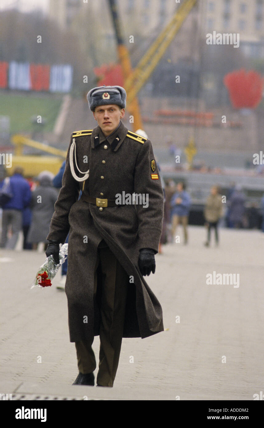 Un soldat en uniforme militaire soviétique porte des roses rouges le jour de la Révolution, le 7th novembre 1989, dans le centre de Kiev, en Ukraine Banque D'Images