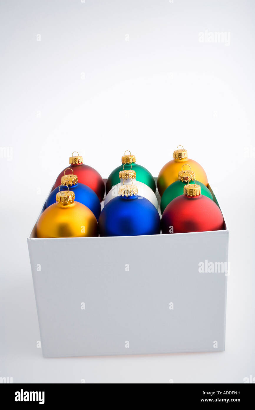 Arbre de Noël ornements colorés empilés ampoule dans la case on white background studio portrait Banque D'Images