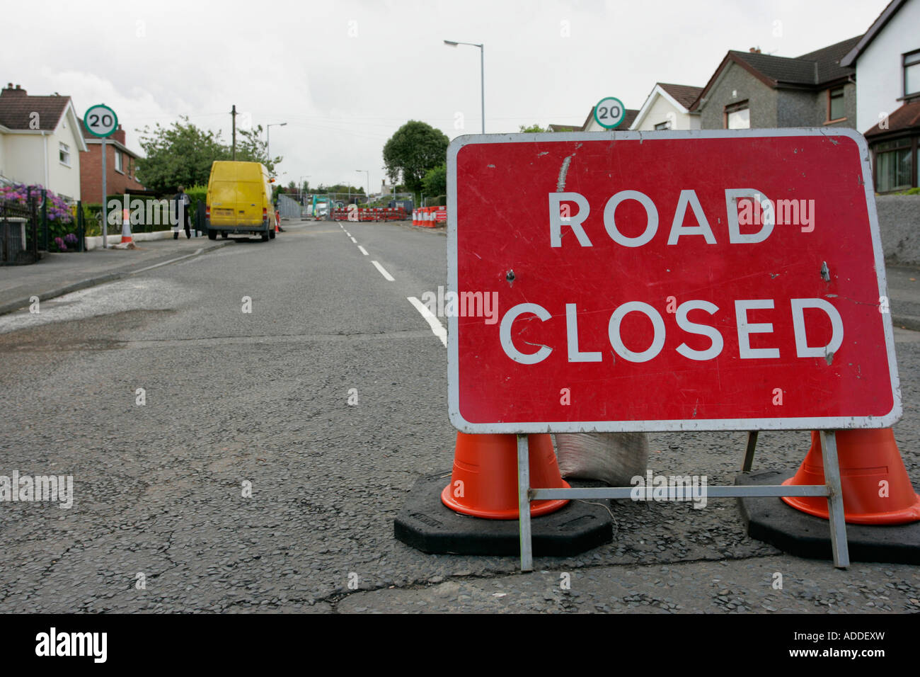 Road closed sign en raison de travaux de voirie sur la rue résidentielle dans newtownabbey Banque D'Images