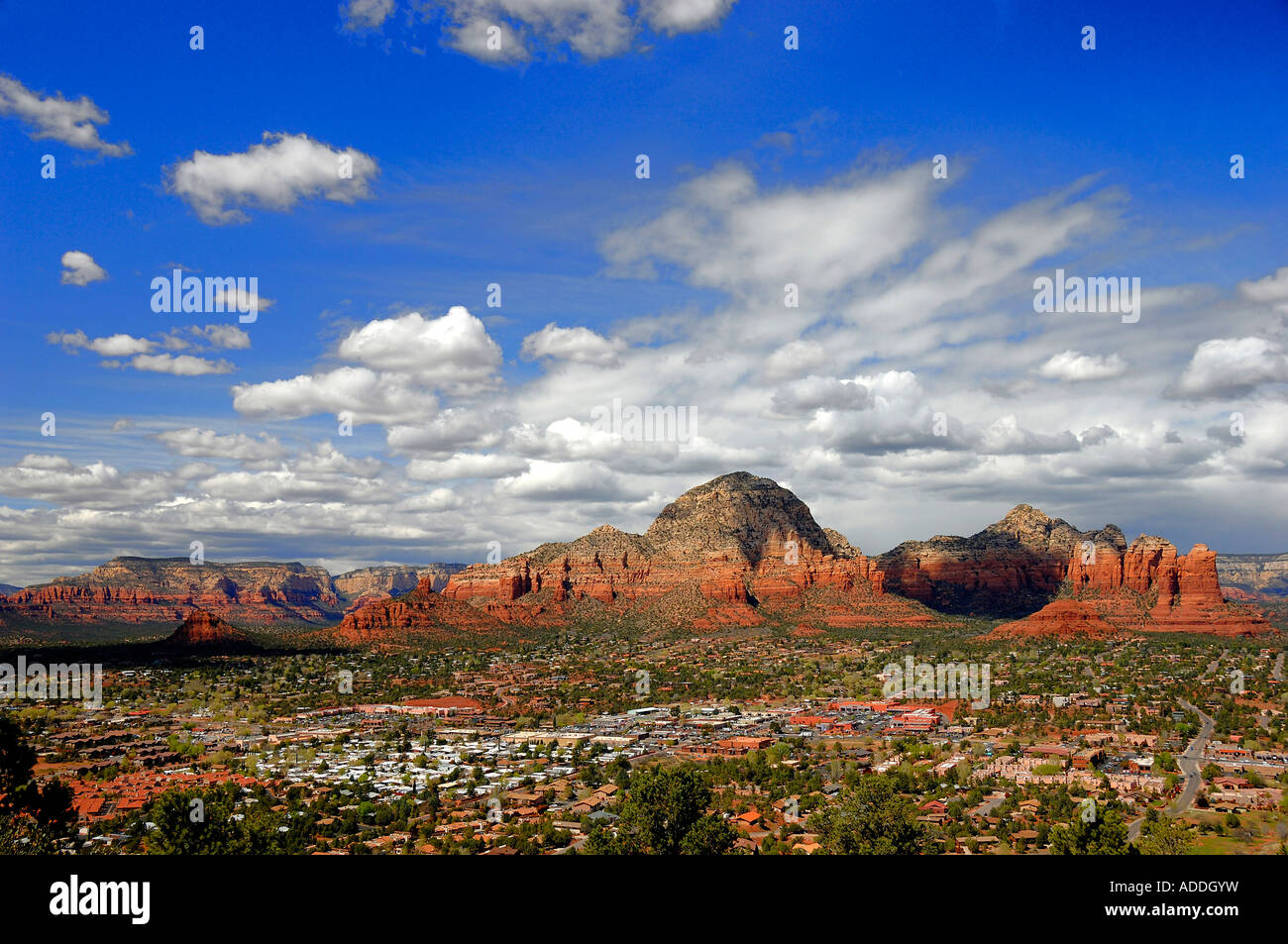 Vue générale sur la ville de roches rouges de Sedona, Arizona USA Banque D'Images