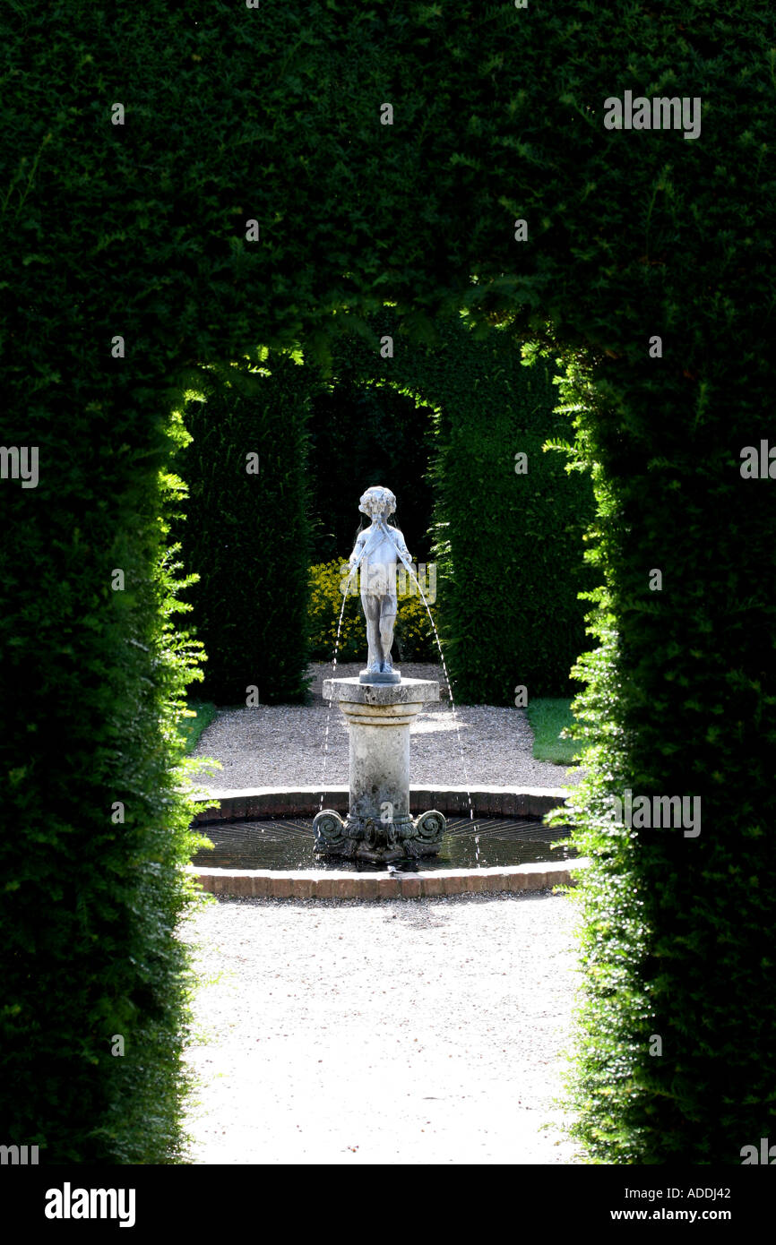 La figure dans le jardin clos à Wakehurst Place Ardingly Sussex Banque D'Images