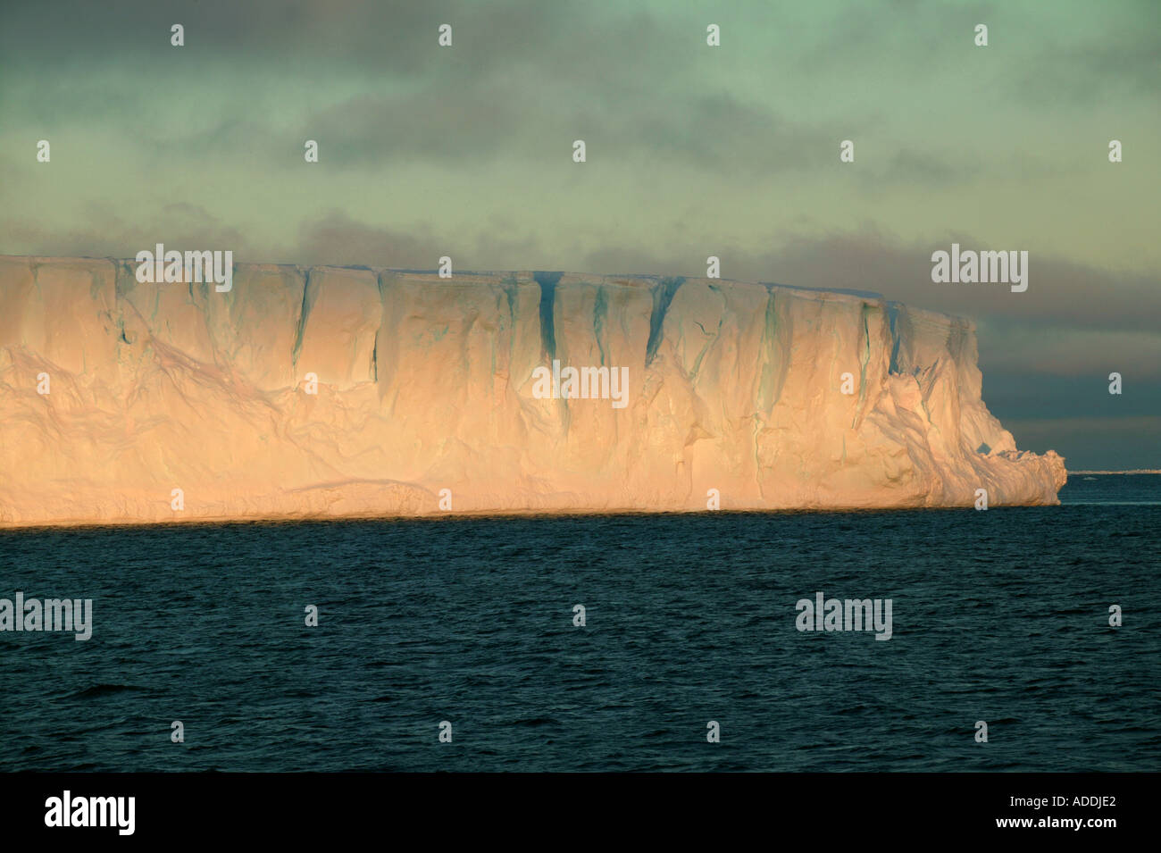 Iceberg tabulaire au coucher du soleil, mer de Weddell, Antarctique Banque D'Images