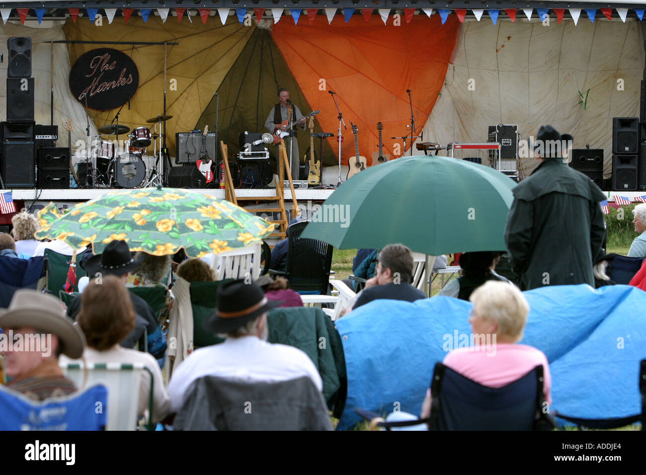 Devant un auditoire d'un festival de musique country dans la pluie Banque D'Images