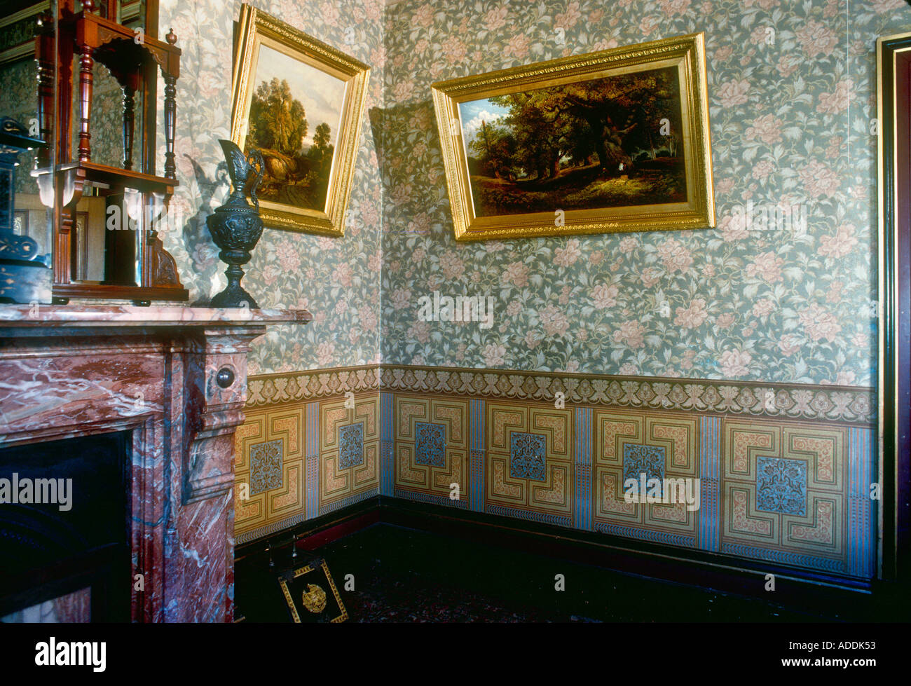 Marbre rose et une cheminée victorienne Victorian wallpaper salon Hall Wardlow Melbourne Australie Banque D'Images