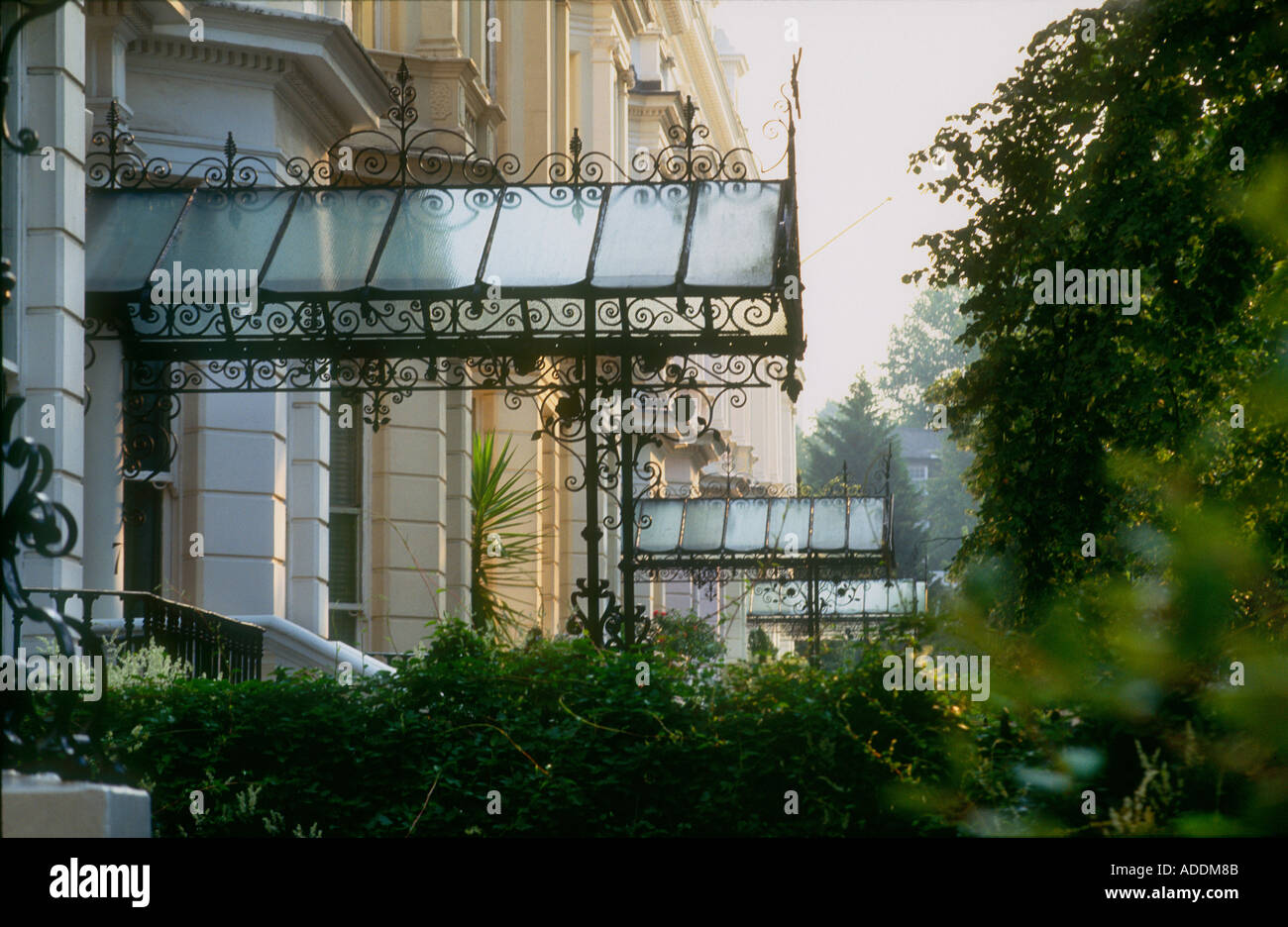 Grande Période de riches villas maisons victoriennes s 1860 Holland Park Londres avec des porches et des balustrades en fer forgé Banque D'Images