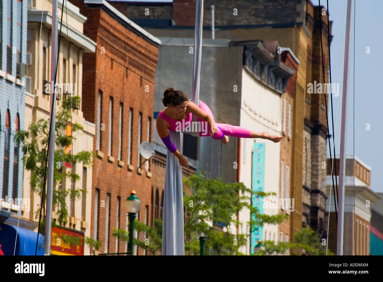 Femme gymnast à Brockville Festival Busker annuelle Ontario Canada Banque D'Images