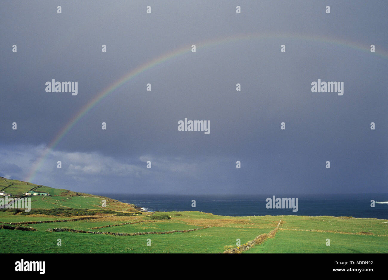 Un arc-en-ciel améliore le cadre magnifique dans les régions rurales de Donegal, sur la côte nord-ouest de l'Irlande Banque D'Images