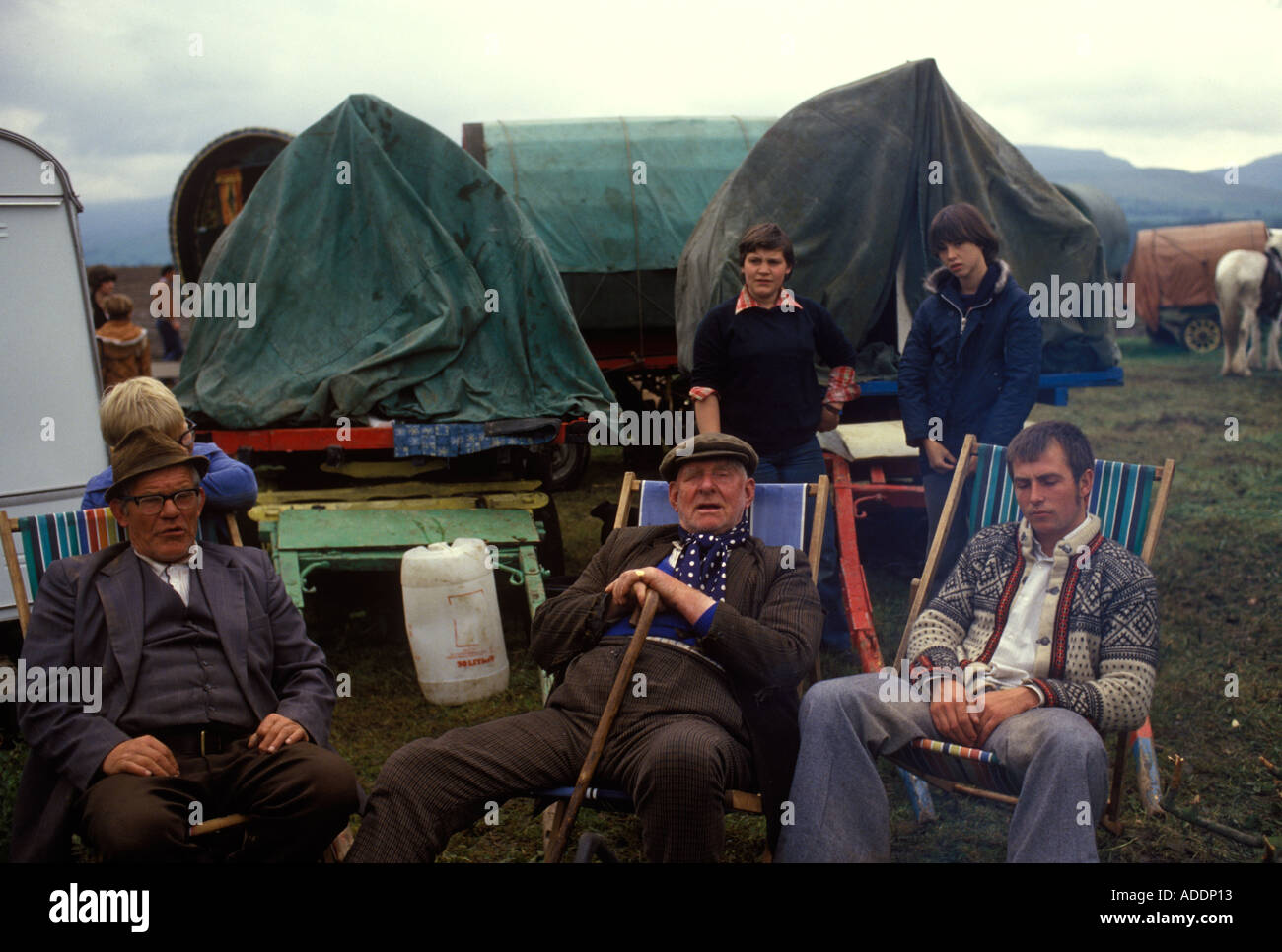 Gypsy Horse Fair Gitans camp traditionnel, 3 générations voyageurs groupe familial Appleby dans Westmorland Cumberland années 1980 1985 Royaume-Uni HOMER SYKES Banque D'Images