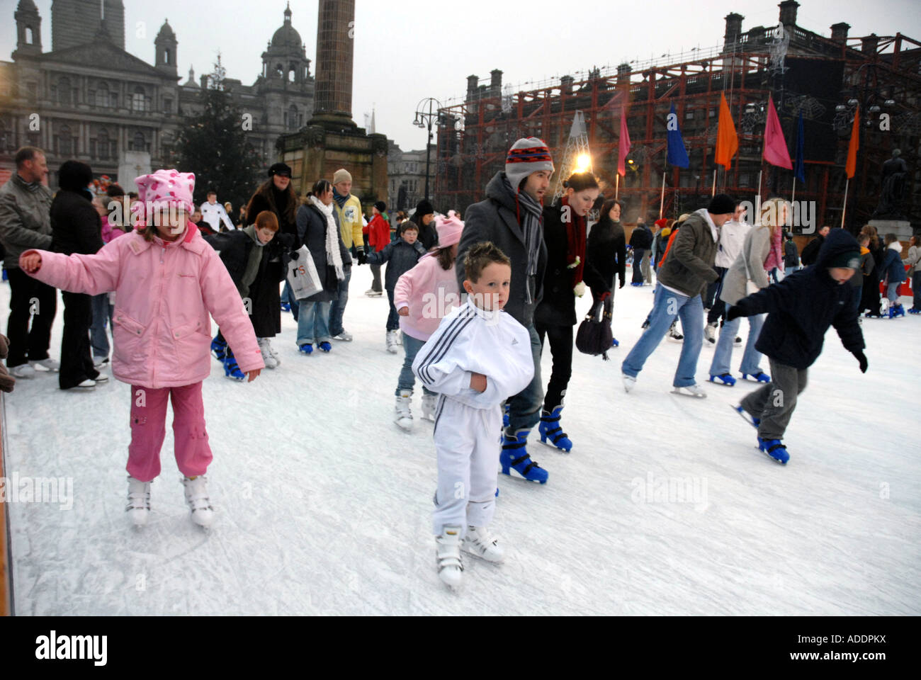 Patin à glace sur la patinoire de plein air, George Square. Les chambres de la ville en arrière-plan. Glasgow. L'Écosse. Xmas Banque D'Images