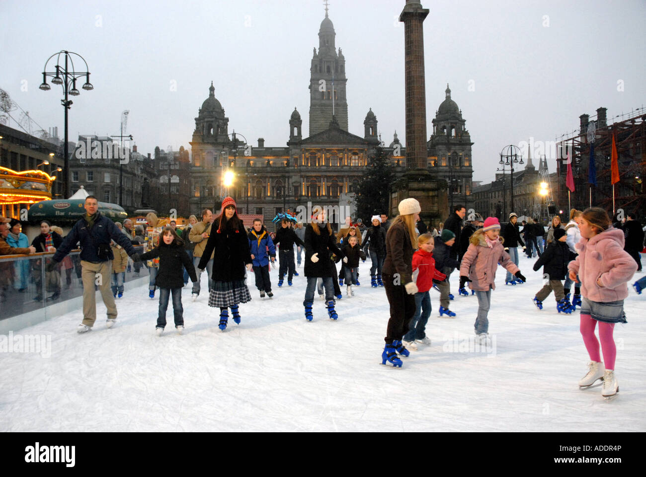 Patin à glace sur la patinoire de plein air, George Square. Les chambres de la ville en arrière-plan. Glasgow. L'Écosse. Xmas 2006 Banque D'Images