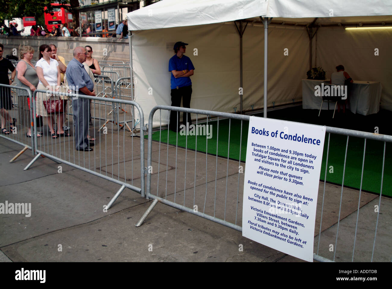 Après la tragédie des attentats de Londres le 7 juillet PERSONNES QUEUING POUR LES LIVRES DE CONDOLÉANCES Trafalgar Square Londres Juillet 2005 Banque D'Images