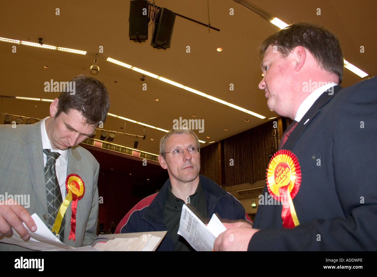 Candidat du Parti Vert marque avec des partisans de l'élection générale 2005 count Banque D'Images