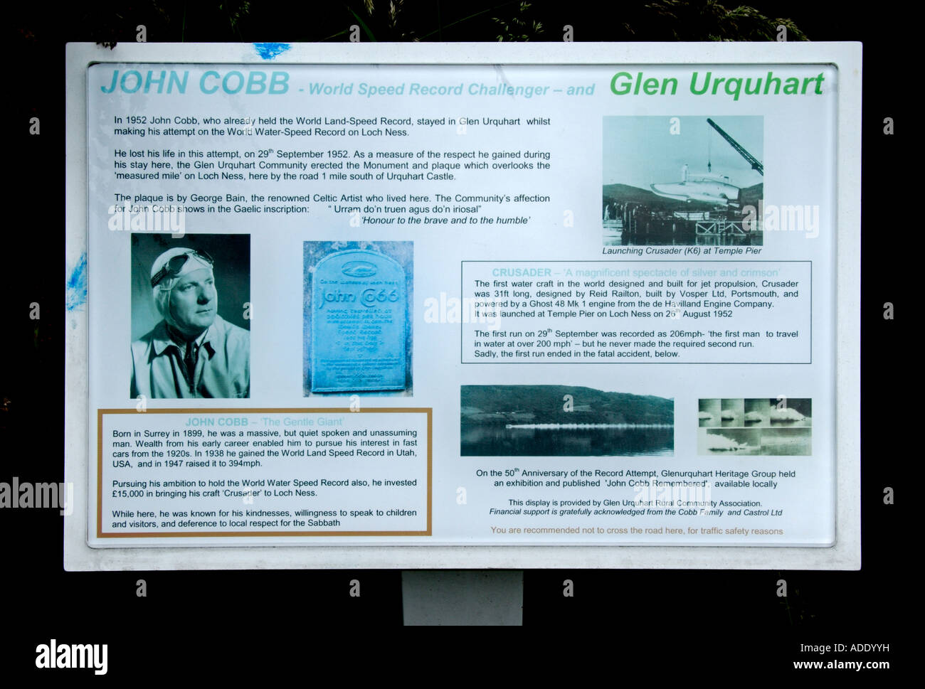 Plaque descriptive , John Cobb Memorial , Urquhart Bay , le Loch Ness , Invernesshire , Ecosse , U . K . , Europe . Banque D'Images