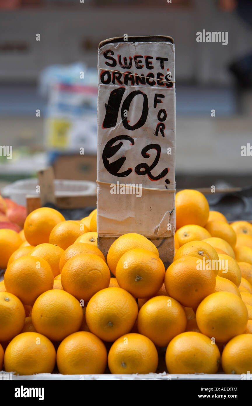 Oranges douces avec signe 10 10 pour 2 euro à deux prix de marché en plein air de dublin Banque D'Images