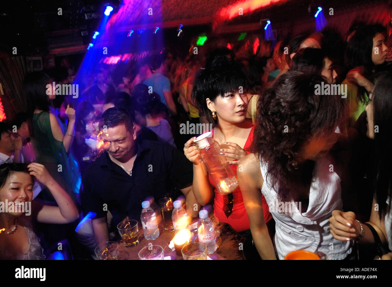 Personnes dans une boîte de nuit (Le Monde de Suzie Wong Club) à Pékin, en Chine. 28 juil 2007 Banque D'Images