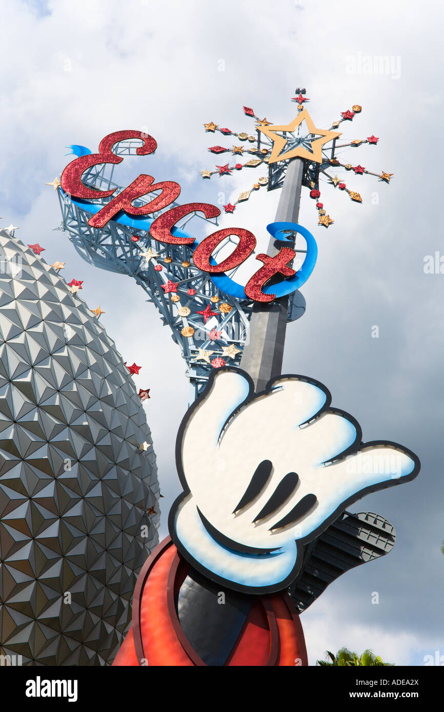 Close-up d'Epcot signer sur sphère à l'entrée du centre Epcot de Walt Disney World, en Floride Banque D'Images