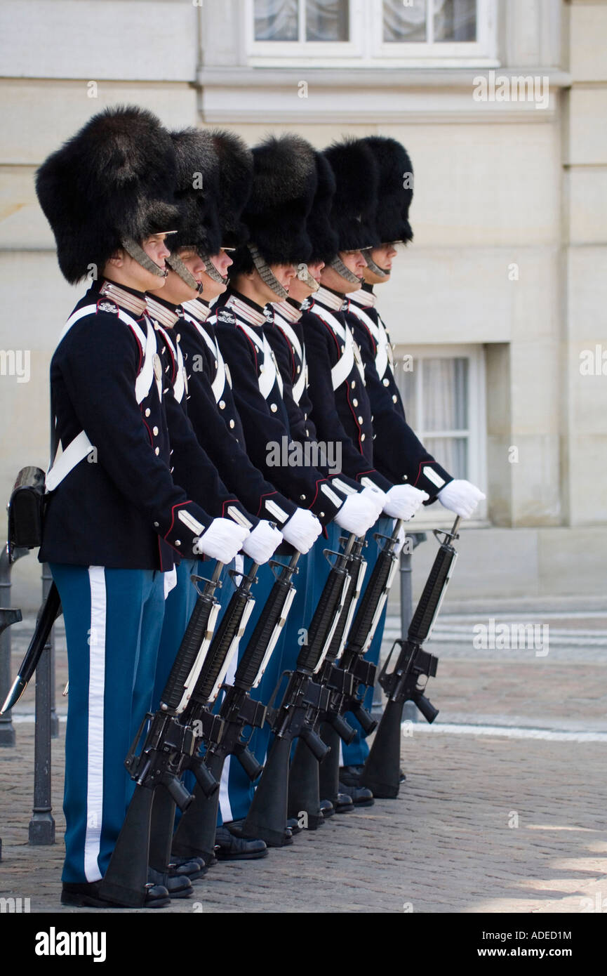 Changement de la garde au Palais Royal d'Amalienborg, Copenhague. Banque D'Images