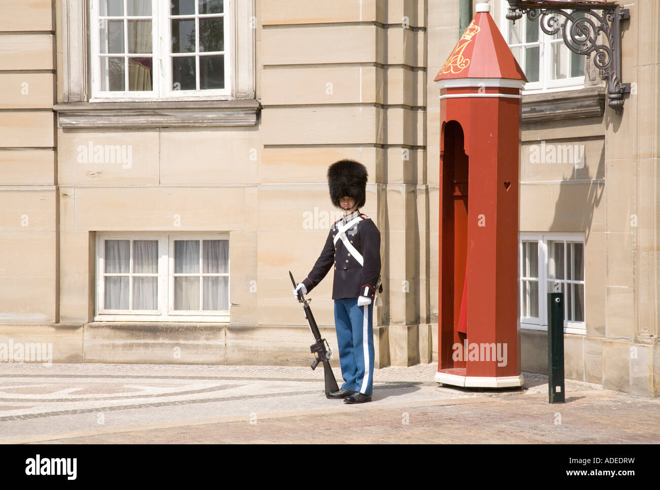 Une vie royale danoise se trouve à l'extérieur de la garde du Palais Royal d'Amalienborg, Copenhague. Banque D'Images
