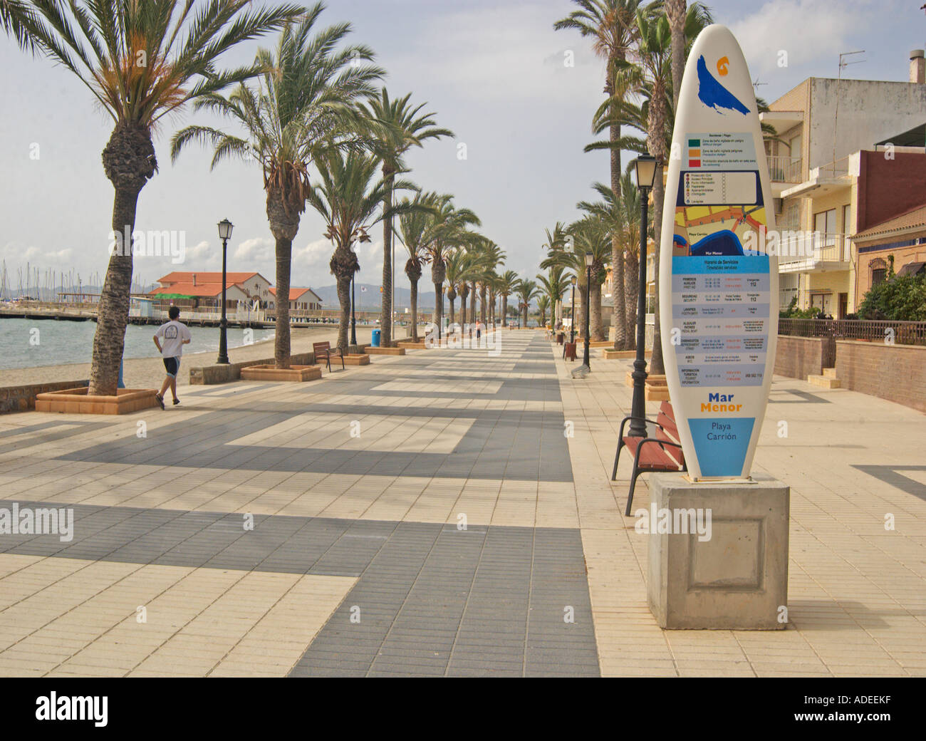 Promenade au bord de mer et Los Alcazares Beach Resort, Murcia, Costa Calida, le sud de l'Est de l'Espagne Banque D'Images