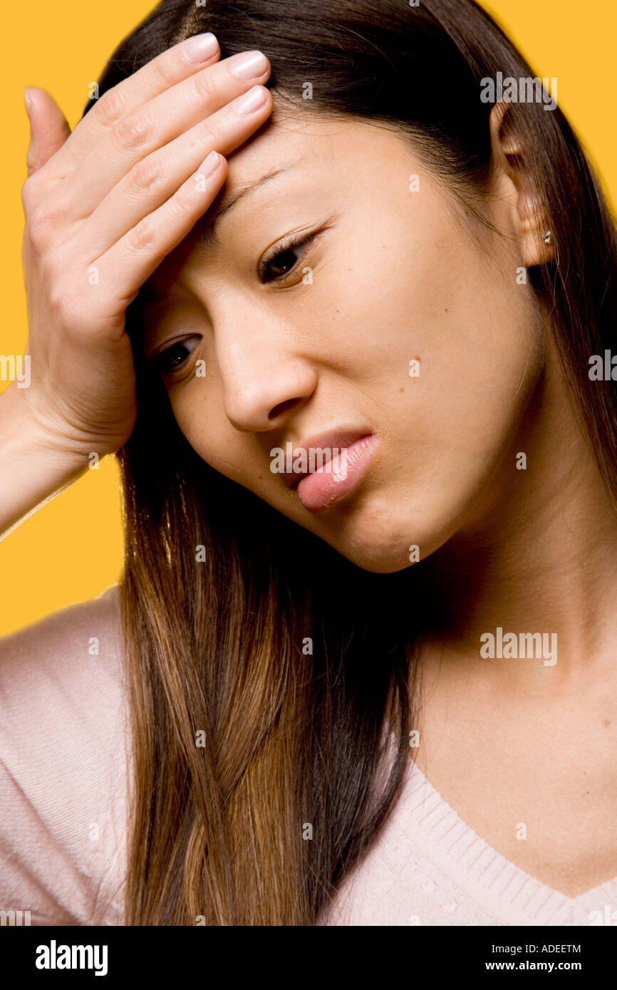 Jeune femme avec un mal de tête, peut-être une migraine ou juste une  journée stressante Photo Stock - Alamy