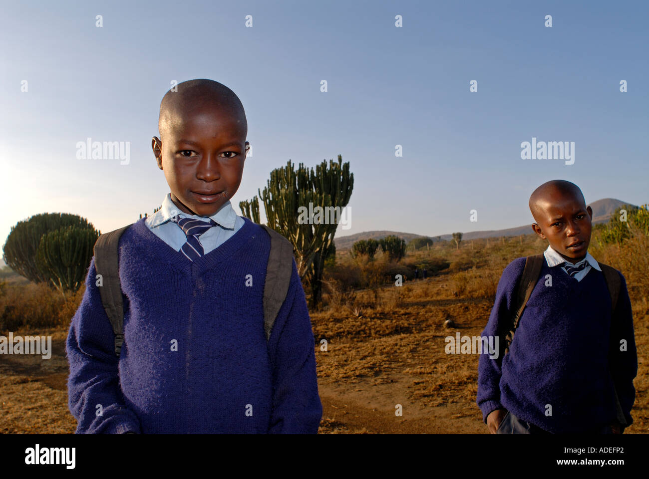 Les garçons Masaï en uniforme sur le chemin de l'école au Kenya Banque D'Images