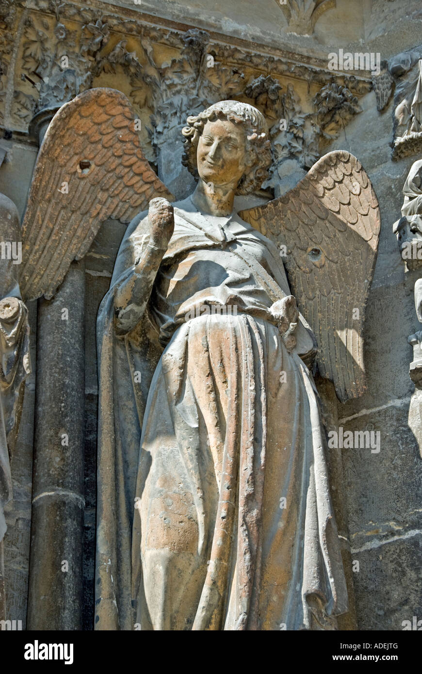 Reims, France, Monuments Religieux 'Notre Dame' Détail Smiling Angel statue à l'avant de la porte Banque D'Images