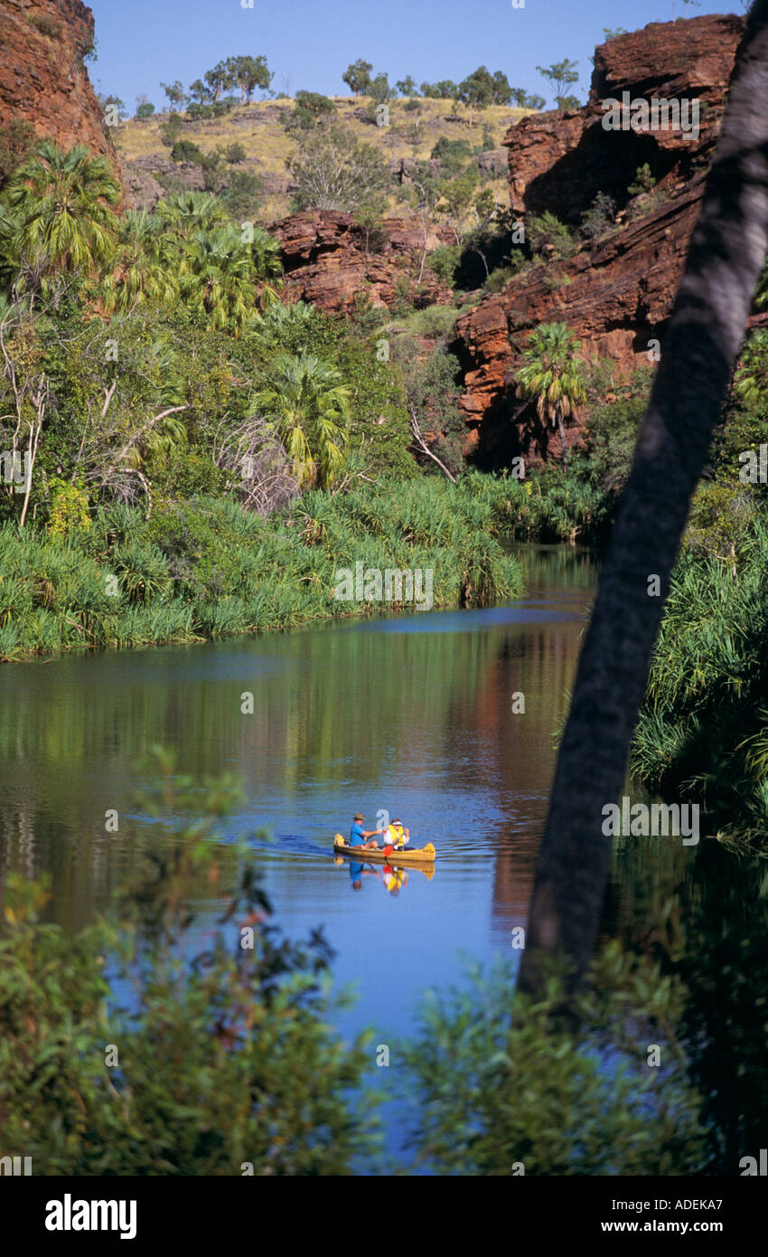 Les canoéistes Jalyawala Boodjamulla Parc National de Lawn Hill W Golfe Savannah se Queensland Australie la verticale Banque D'Images