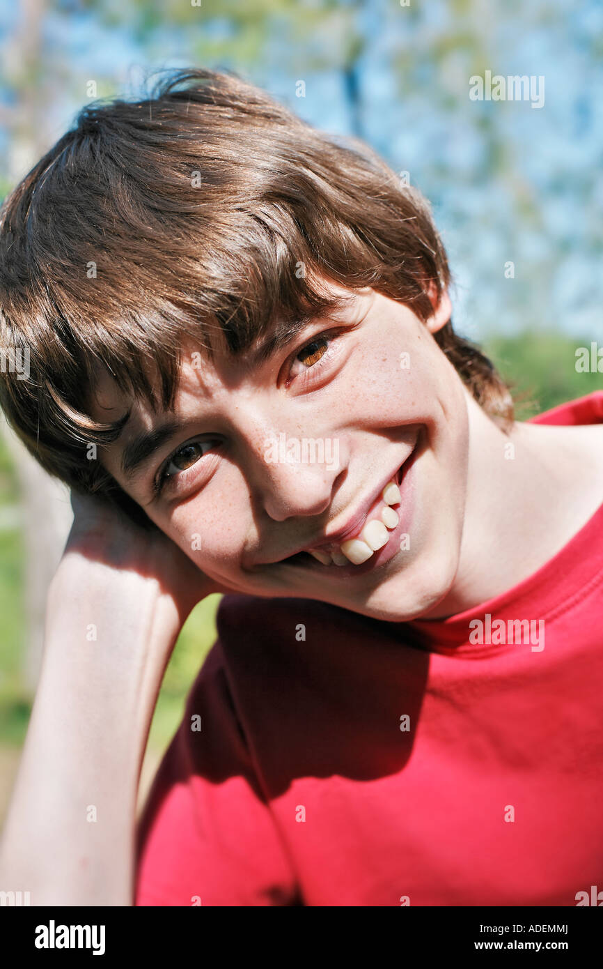 Le PORTRAIT D UN GARCON DE 14 ANS Photo Stock Alamy