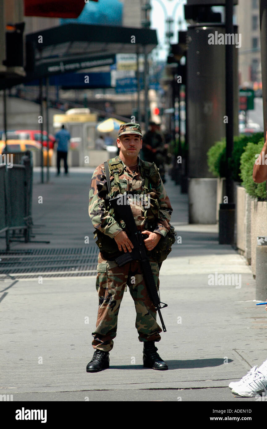 Des soldats lourdement armés de la Garde nationale d'encadrement du public au cours de l'évacuation de New York, Pennsylvania Station pendant une alerte à la bombe Banque D'Images