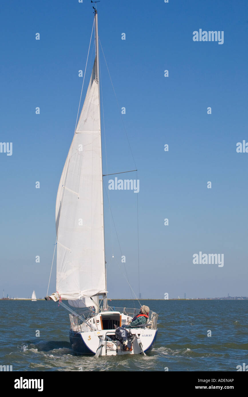 Un single handed sailor la voile sur la rivière Medway dans le Kent UK 2007 conditions idylliques Banque D'Images