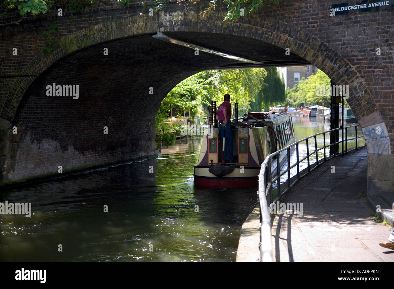 Bateau canal sous le pont Banque D'Images