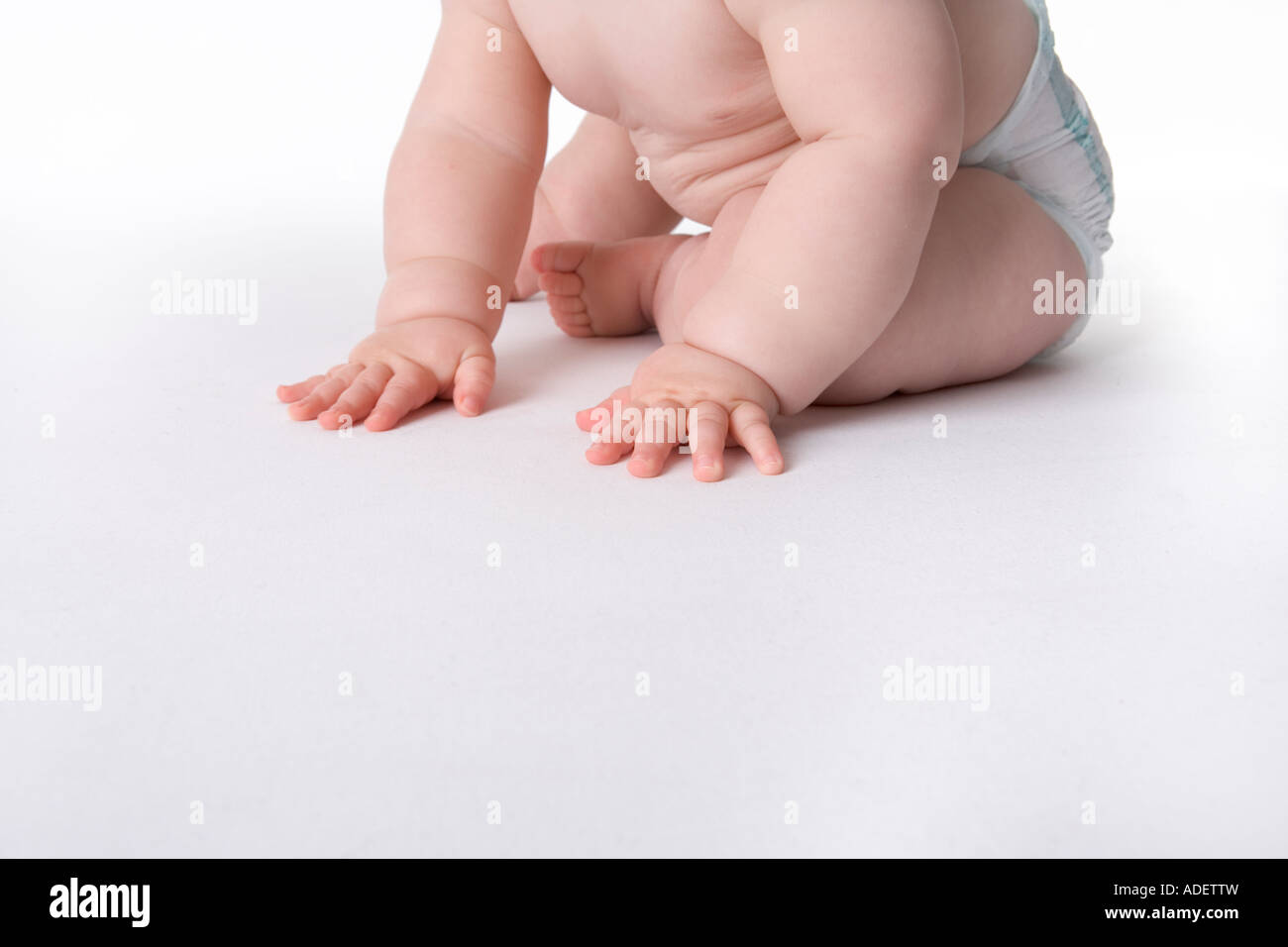 Image Main De Bebe Joufflu Et Les Pieds Sur Le Sol Photo Stock Alamy