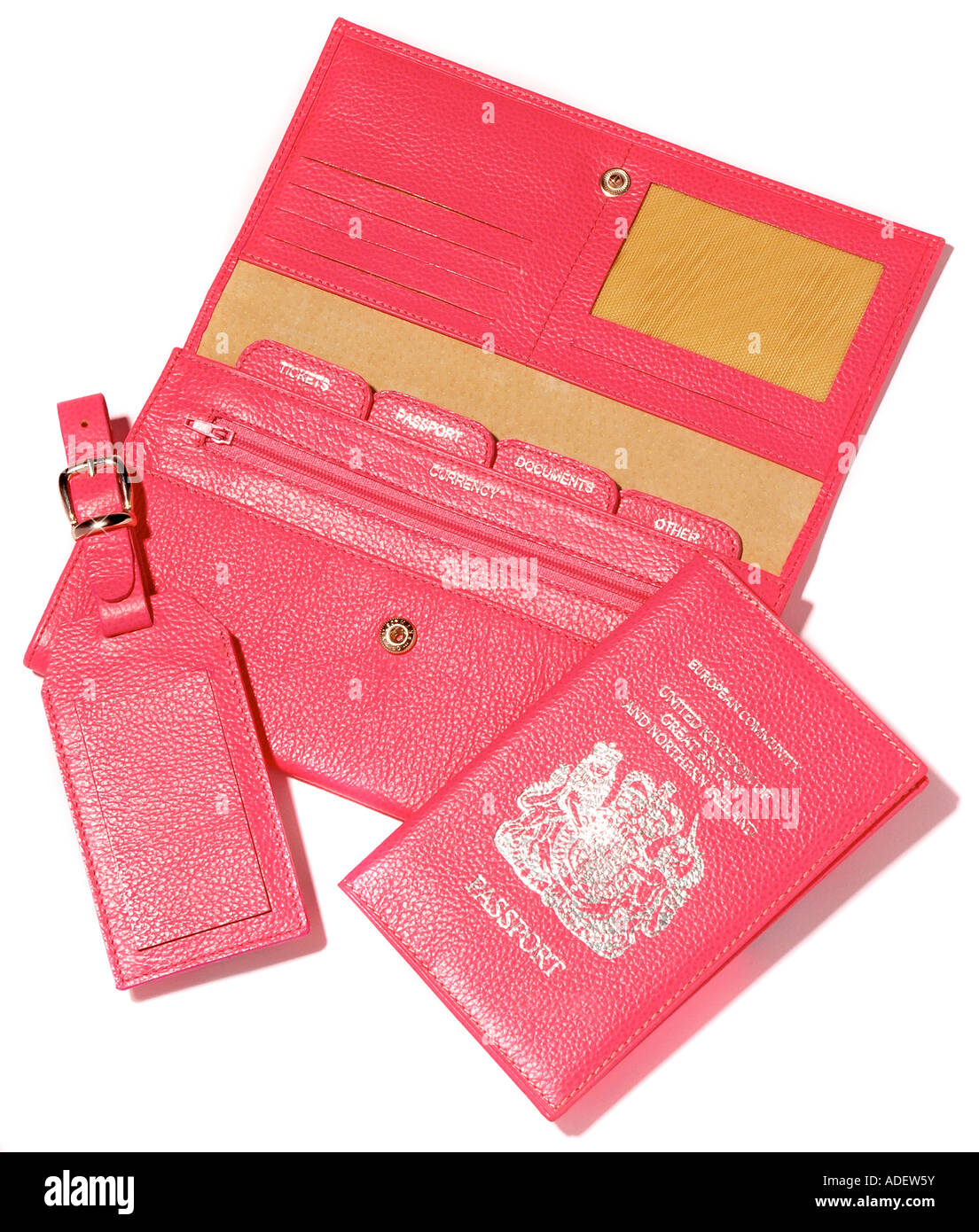 Un jeu de documents de voyage en cuir rose portefeuille pour passeport et billets et porte-étiquettes. Photo par paddymcguinnes Paddy McGuinness Banque D'Images