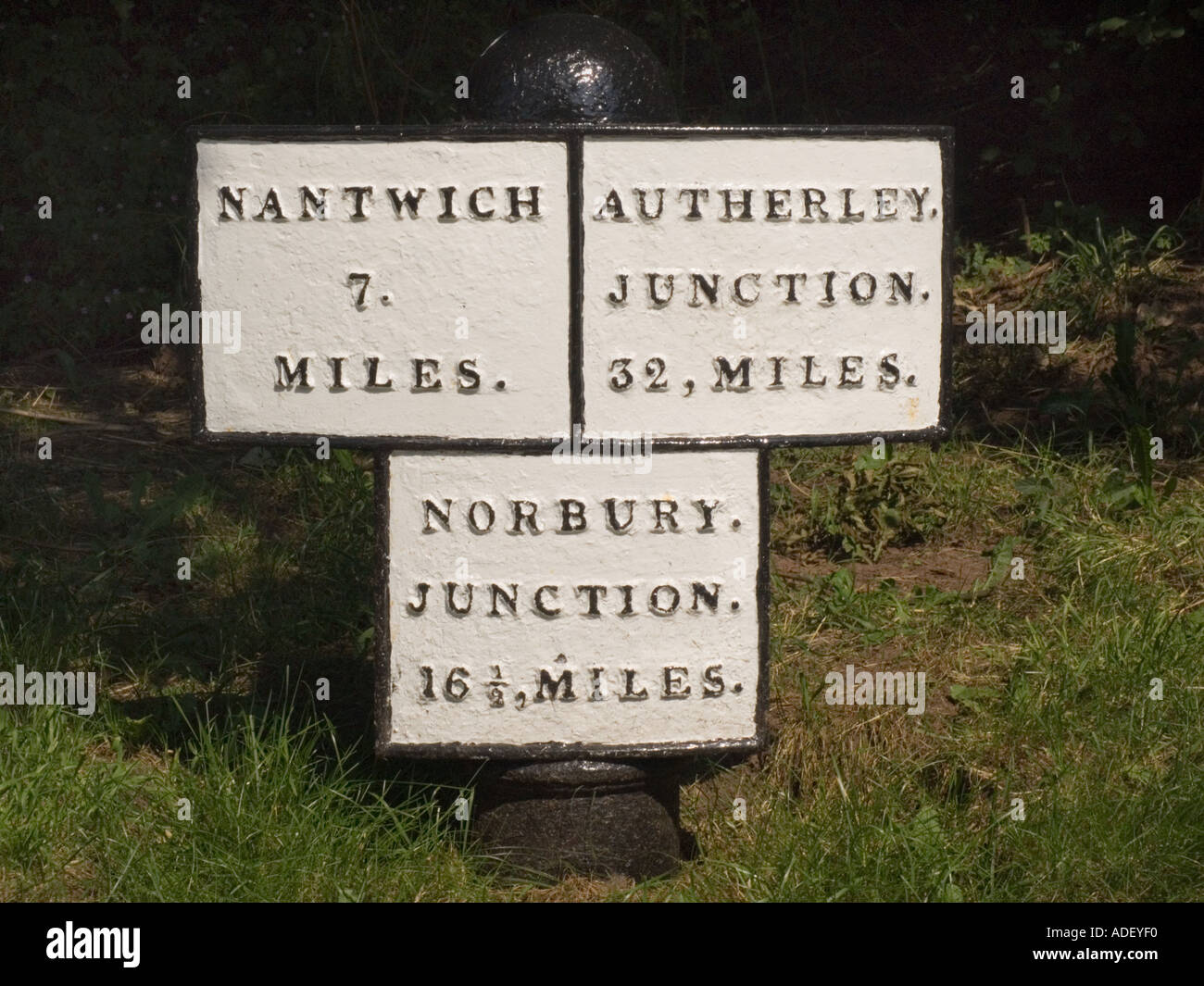 MILEPOST navigable avec la distance aux jonctions sur du canal de Shropshire Union Audlem Cheshire England UK Banque D'Images