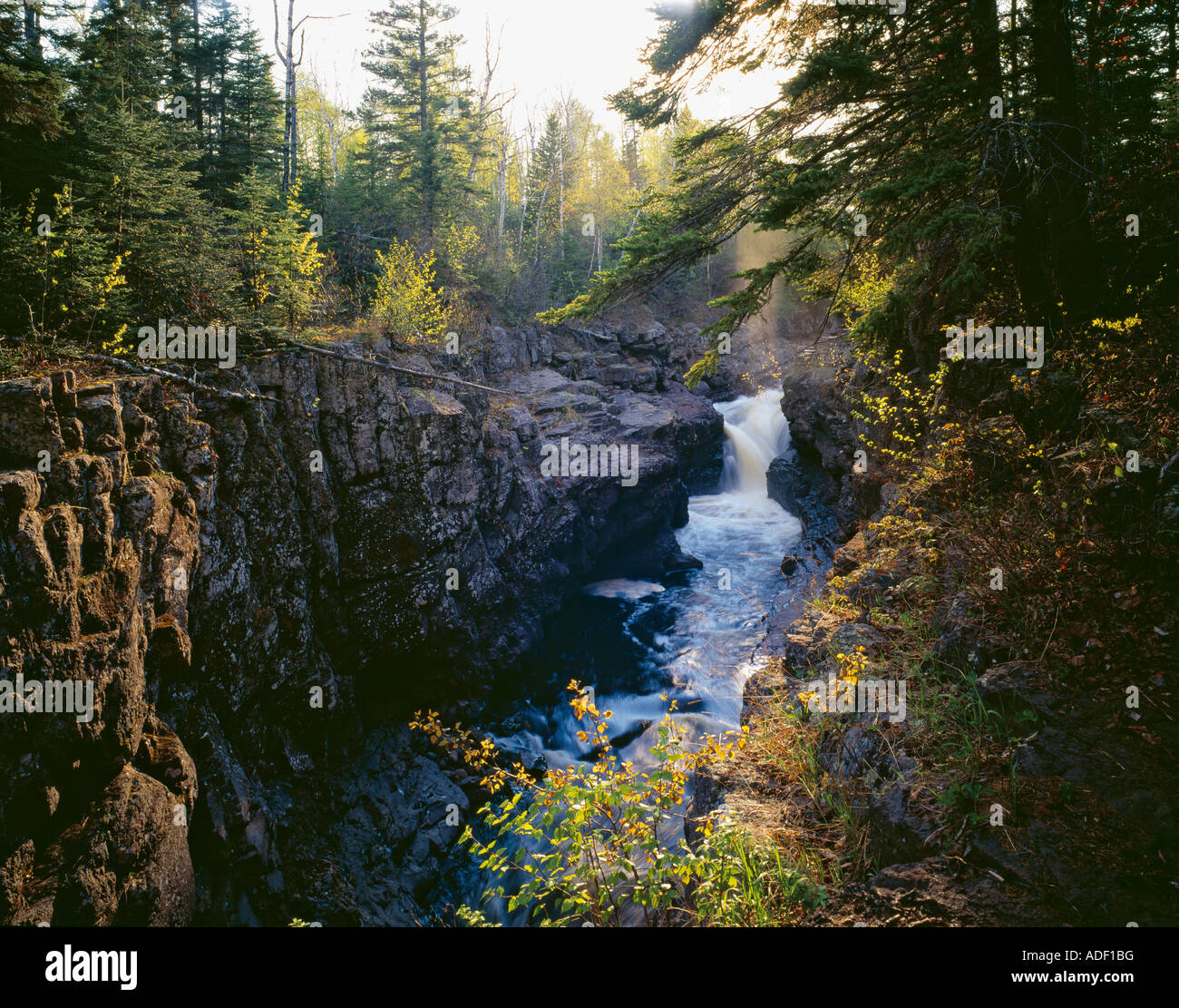 Temperance River au printemps Temperance River State Park, sur la rive nord du lac Supérieur, Minnesota USA Tofte Banque D'Images