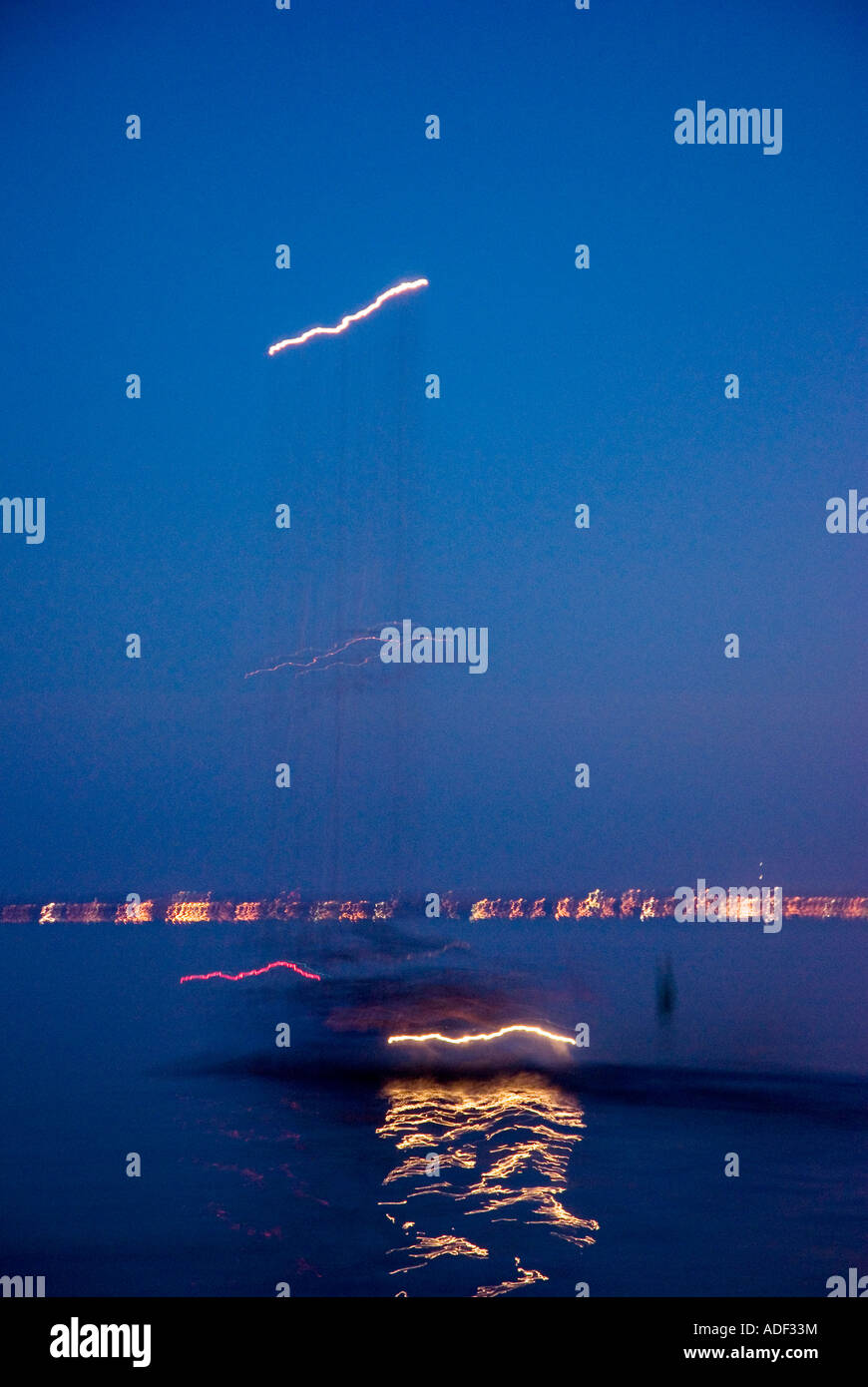Location de pénétrer dans le port à nuit blurred motion Banque D'Images
