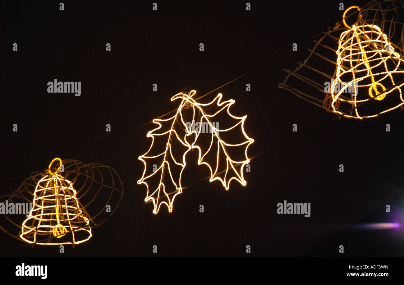 Close Up of Christmas Lights, cloches et Holly, accrochant dans George Square, Glasgow. Ecosse.06 Banque D'Images