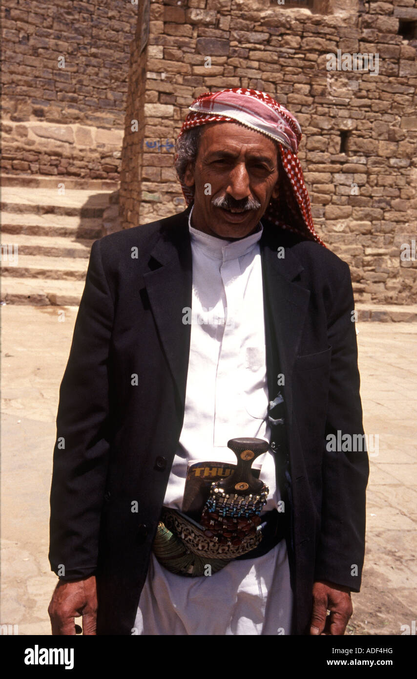 Homme yéménite portant un poignard de cérémonie tribale dans l'ancienne ville de Thula, près de Sana'a Yemen Banque D'Images