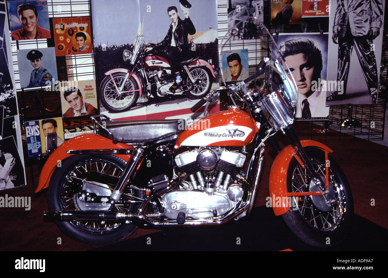 Modèle KH que Harley Davidson a été administré par Elvis Presley, représenté à l'arrière-plan est une couverture de magazine de lui à bord de la moto Banque D'Images