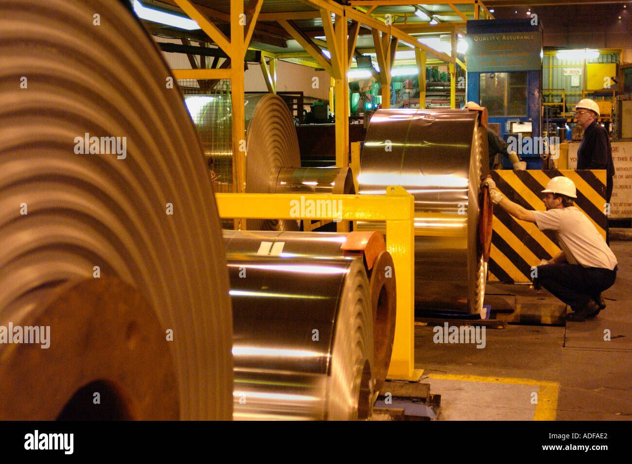 Bobines d'acier chez Corus Ebbw Vale fonctionne lorsqu'il y a eu plus de 200 ans de production sidérurgique South Wales UK Banque D'Images