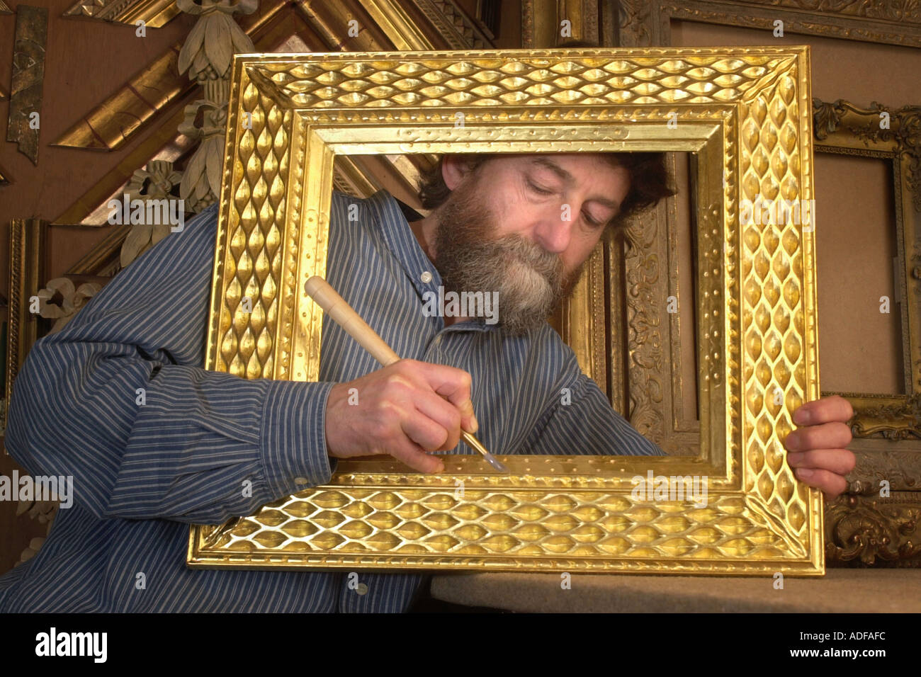 John Poole galetage doreur un cadre photo personnalisé gravé à la main de feuilles d'or doré eau England UK Banque D'Images