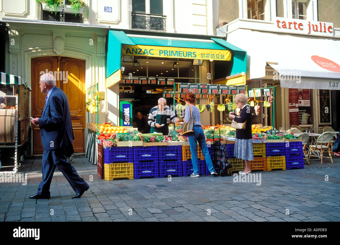 France Paris Street market vente de produits frais sur la Rue Cler Banque D'Images
